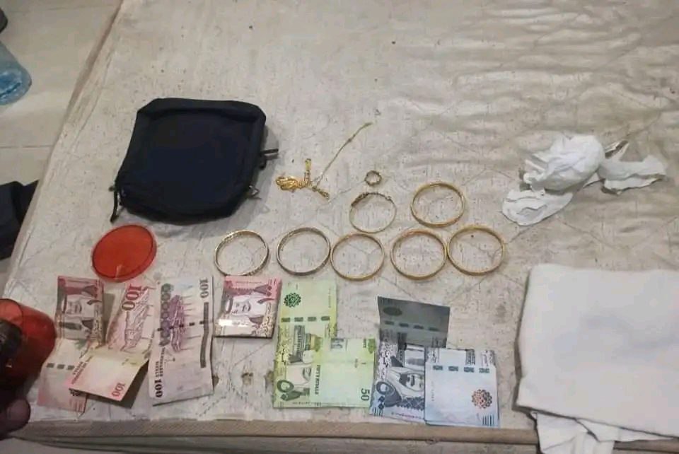 القبص على شخصين قاما بسرقة ذهب ومبلغ مالي من أحد المنازل
