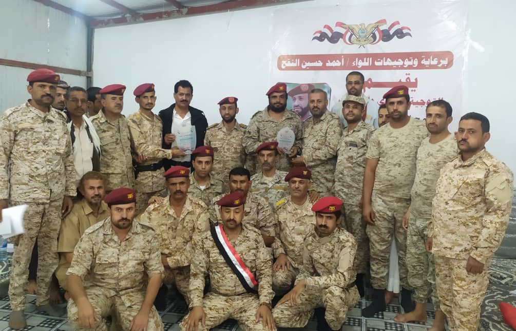 قائد محور البيضاء يكرم خريجي الدفعة ال 12 تأهيل ضباط من منتسبي المحور واللواء ١١٧