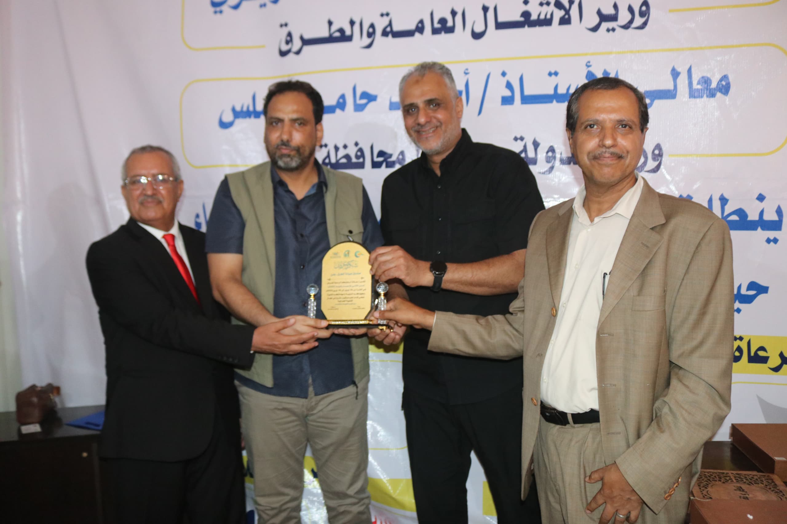 الماس يشهد تكريم المشاركين في اختتام معرض عدن الثاني للإعمار والبناء