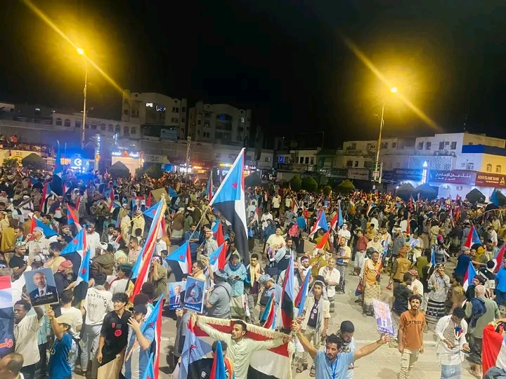 تجمع جماهيري في ساحة العروض بعدن للمطالبة بمعالجة سياسية للقضية الجنوبية