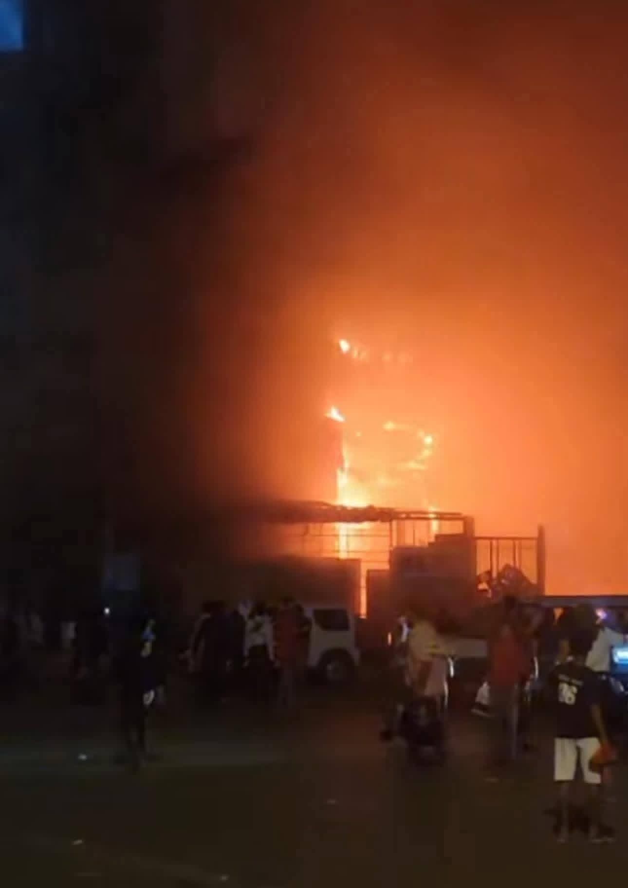 حريق مفاجئ يلتهم متجراً في عدن ويثير الذعر بين المارة