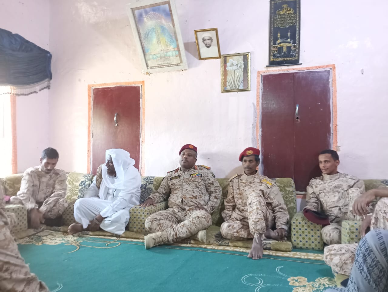 رئيس عمليات قوات حماية حضرموت يقوم بزيارات معايدة في غيل بن يمين ويتفقد النقاط والافراد المرابطين في معسكر نحب