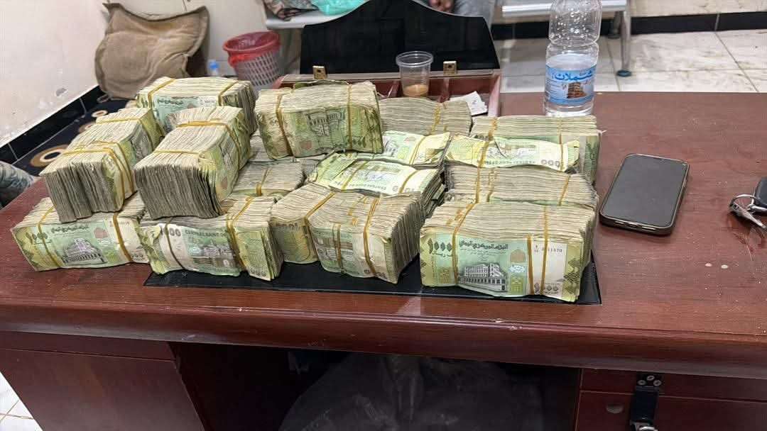 واقعة غريبة في عدن.. 12 مليون ريال تُرمى بالخطأ مع القمامة والشرطة تستعيدها