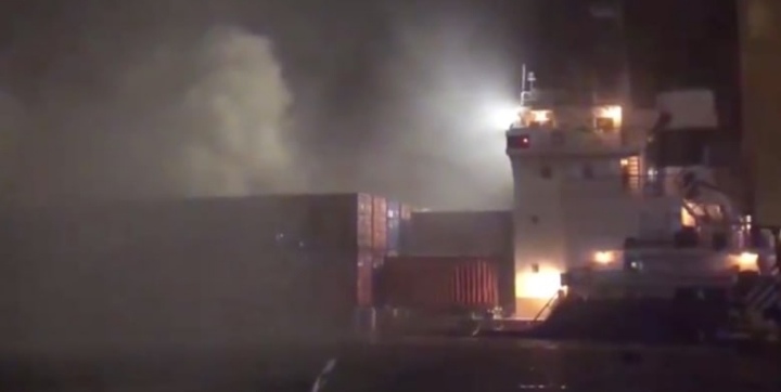 عاجل | حريق ضخم يندلع في ميناء جبل علي بعد اعتراض صواريخ إيرانية