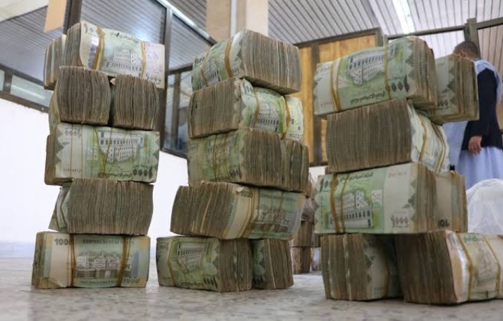 بدء صرف مرتبات عدد من الجهات الحكومية في عدن والمهرة وشبوة وأبين ولحج