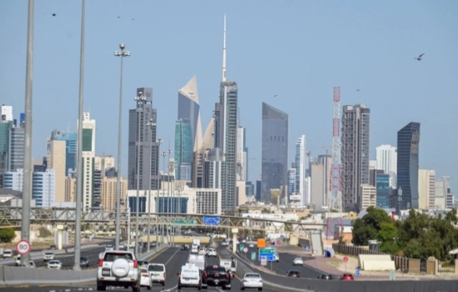 دولة خليجية تمدّد تلقائياً الإقامات والزيارات وتلغي الغرامات والرسوم بالكامل